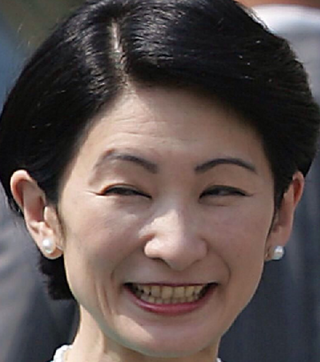 皇太子は カツラですか 髪の分け目があまりにも自然でないまっすぐな直線な Yahoo 知恵袋