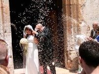 教会の結婚式でライスシャワーをするらしいのですが新郎と新婦に向 Yahoo 知恵袋