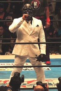 内藤哲也が最近入場してくる時に着ている白スーツは 15年1月 Yahoo 知恵袋