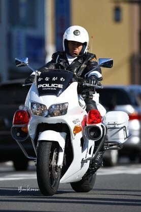 バイクの車体色が白です それに合う 色は黒と赤だと思い Yahoo 知恵袋