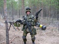 ゲームのメタルギアソリッドでは 写真のように背中に大型ライフル 前面にライフ Yahoo 知恵袋