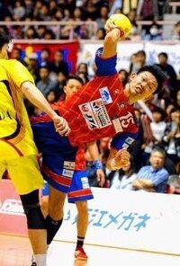 ハンドボールで野球やっていた時の癖で投げる時に肘が先に出てしまい腕がくの Yahoo 知恵袋