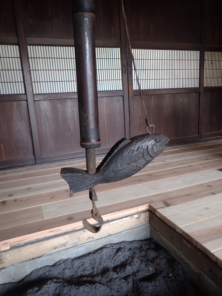 いろりには、なぜ魚を模した物が付いているのですか？ - 一番 