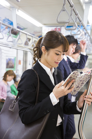 電車にイケメンがいたら横顔を見続けますか 見ませんよ 逆に Yahoo 知恵袋