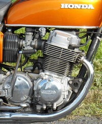 CB750K2の後期からエンジンのヘッドが小さくなっているみたいですが、ビッグ... - Yahoo!知恵袋