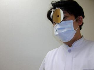 医者は何故頭にcdをつけてますか 曲は何ですか Yahoo 知恵袋