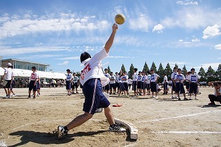 ハンドボール投げの測定方法に疑問があります 記録の測り方は画像のように Yahoo 知恵袋