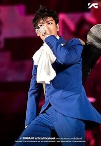 Bigbangのtopさんの Doomdadaのマイクを背負った衣装の後ろ姿の Yahoo 知恵袋