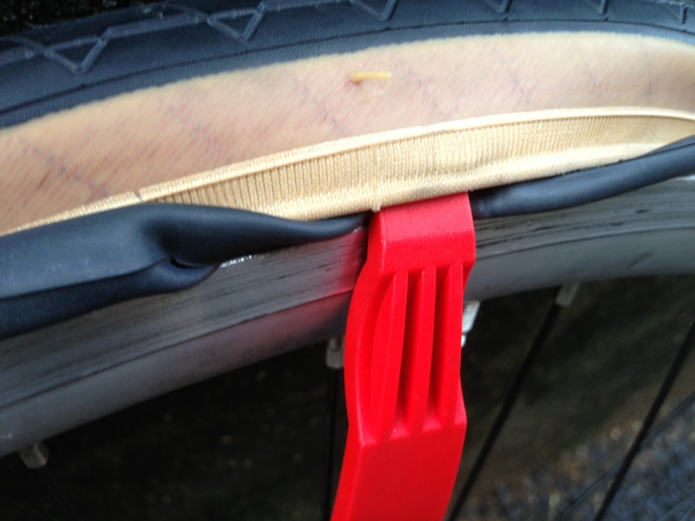 スーパーカブのタイヤ交換を以前したときよくチューブを破きま