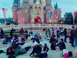 シンデレラ城前の広場ですが ほとんどの人が座り込んで写真撮ってます 以前は Yahoo 知恵袋