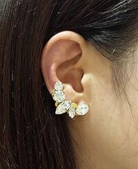 Guのラインビジューイヤリングを購入しました ですが 付け方が分からず困 Yahoo 知恵袋