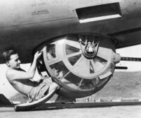 B 17爆撃機の胴体下部銃座は機内からの出入りは可能でしたか 外か Yahoo 知恵袋