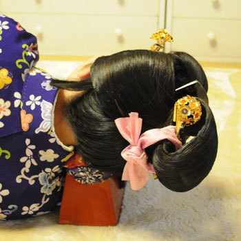 舞妓さんが使っている高枕(おまく)を使っている画像、若しくは高枕を首