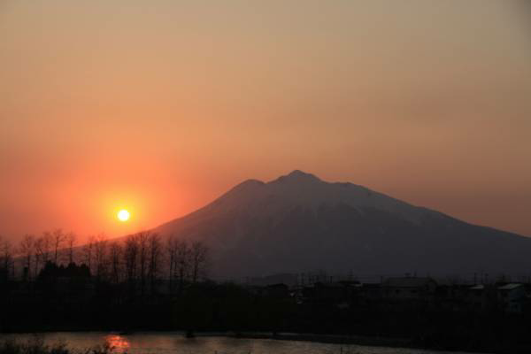 枕草子の 秋は夕暮れ 夕日の差して山の端いと近うなりたるに Yahoo 知恵袋