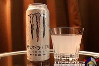 モンスターエナジーゼロウルトラという 白いやつ 飲み物はゼロカロリーだそうです Yahoo 知恵袋