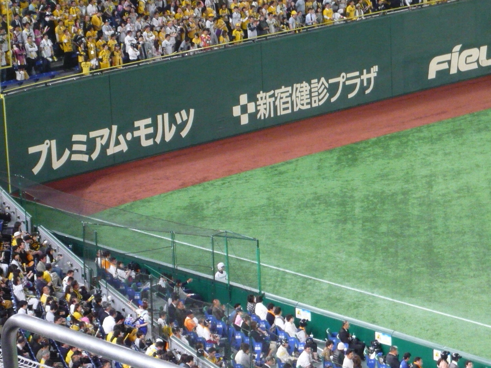 東京ドームの3塁側のエキサイトEASYシートに5月3日観戦するんですけど ...