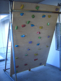 部屋の壁にボルダリングの壁を作りたいんですけど なにせ無理があるので業者に頼もう 教えて 住まいの先生 Yahoo 不動産