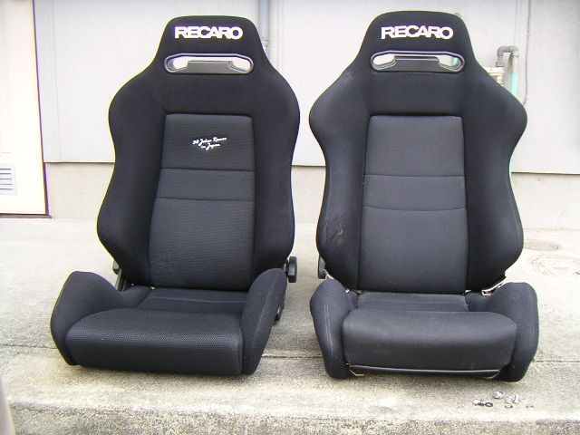 このレカロのシートはSR2でしょうか？SR3とわかりにくいので教えて 