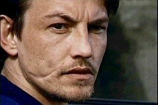 頬に傷のある俳優の名前を教えて下さい 今は40代と思います イケメン Yahoo 知恵袋