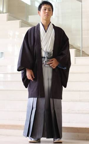 免許の更新に行くのですが、服装はTシャツでも大丈夫でしょうか 