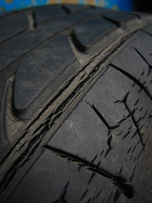 車のタイヤに亀裂タイヤを点検しているとトレッド面に亀裂を発見いたしました Yahoo 知恵袋