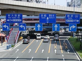 進行方向別通行区分とは何ですか？ - 下の画像のような車線の
