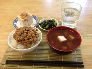 貧乏なので朝食が納豆ごはんと豆腐の味噌汁と冷奴しかありませんでし Yahoo 知恵袋