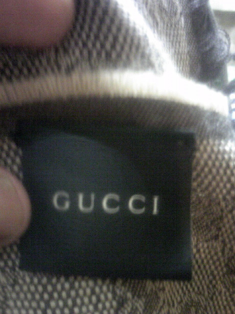 中古で買ったgucciのマフラーなのですが、 - タグのフォントが少