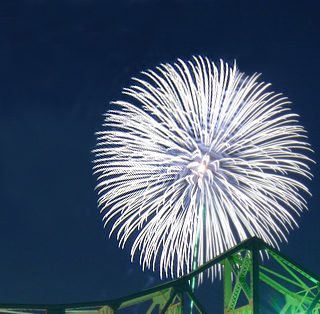 写真編集について 添付した花火の写真にある花火周辺にある煙をphotosho Yahoo 知恵袋