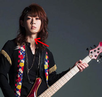 和楽器バンドのbass 亜沙は男性ですか 矢印の先に注目してくだ Yahoo 知恵袋