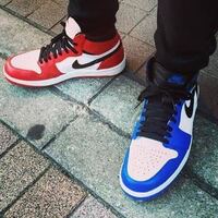 昨日 近所の中学生の女の子が左右色違いの靴を履いていました 赤と青 Yahoo 知恵袋