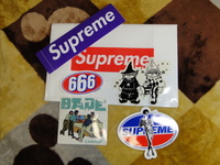 シュプリームてダサいのになんで人気ありますの ダサいと Yahoo 知恵袋