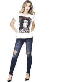 Guessのtシャツってダサいと思いますか 友達に修学旅行何着て Yahoo 知恵袋