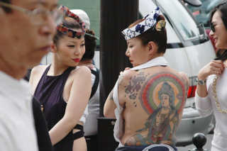 浅草の三社祭で 墨入った女性見かけるけどさ あの方ってヤの付く方 Yahoo 知恵袋