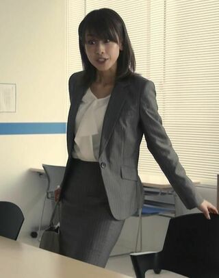 スーツが似合う女子アナは 鈴木奈穂子アナですね よしひこ Yahoo 知恵袋