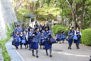 阪急の今津線の小林駅で 水色のスカートの制服を着た女子の学生がたくさん Yahoo 知恵袋