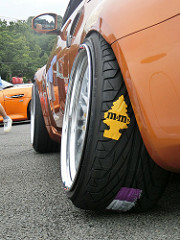 タイヤを斜めに取り付けて走ってる車をみかけるのですが なんのた Yahoo 知恵袋