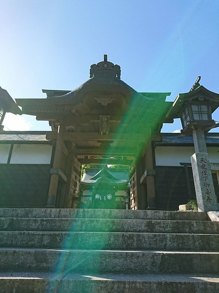 パワースポットと言われる神社で撮った写真に緑の線状光が写りました Yahoo 知恵袋