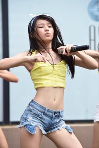 この左のジュニアアイドルは誰ですか Swipの石原亜莉珠htt Yahoo 知恵袋