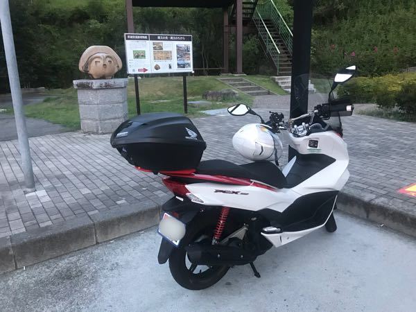 白ナンバーのバイクは2人乗り出来ないですよね？この写真のバイクは