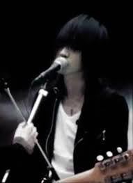 米津玄師さんの髪型について 前髪で顔が殆ど見えないのですが 米津さん自身 Yahoo 知恵袋