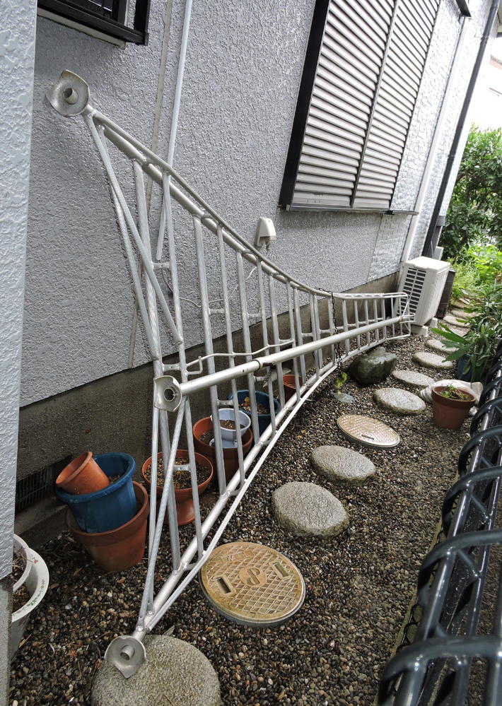 高所作業時の脚立と園芸三脚ではどちらが安定感が上？作業位置が