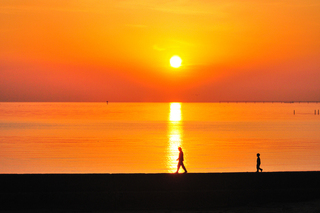 夕日が綺麗な季節は何時頃ですか 夏 8月中 下旬 夏の終わりと秋 Yahoo 知恵袋