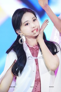 Twiceのツウィとizoneのミンジュどちらも綺麗な顔をし Yahoo 知恵袋