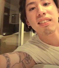 One Ok Rockのtakaさんが新しく入れたタトゥーの絵柄を知りたいのですが知ってい Yahoo 知恵袋