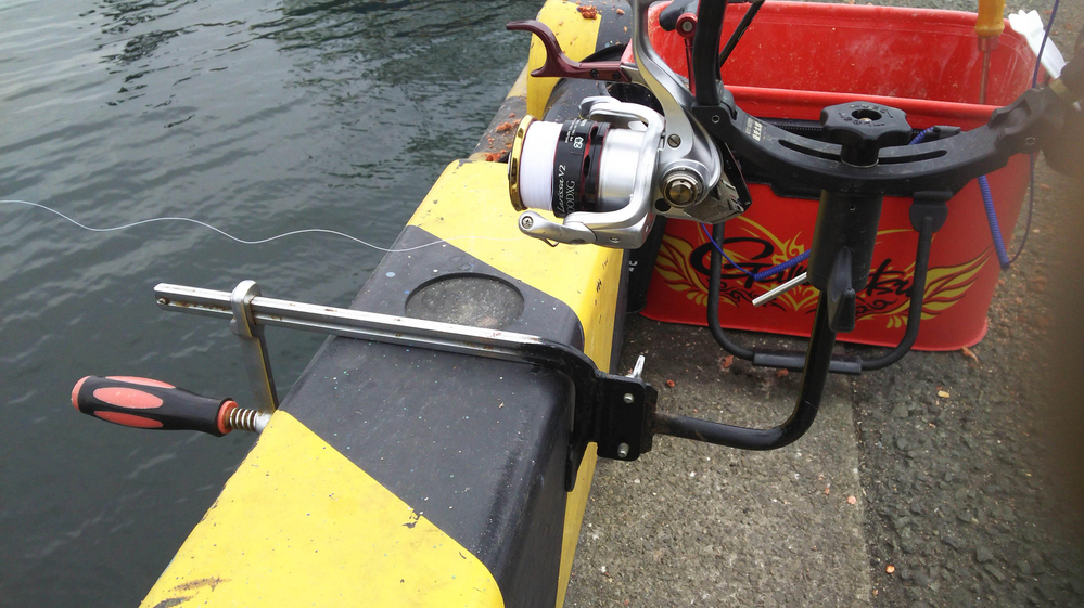 堤防釣りの竿受けについて質問です 海釣り公園のパイプや 船着き場の車止め Yahoo 知恵袋