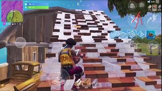 スマホ版fortniteで質問なんですが試合中にエモートをする方法が分かり Yahoo 知恵袋