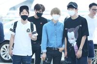 Exoのビーグルラインの空港の写真で 3人とも目をつぶっていて後 Yahoo 知恵袋