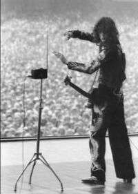 大喜利 ジミーペイジが隠しているledzeppelinの秘密とは Yahoo 知恵袋