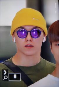 Seventeenのスマホケースについてです この前ウジが空港で持っ Yahoo 知恵袋